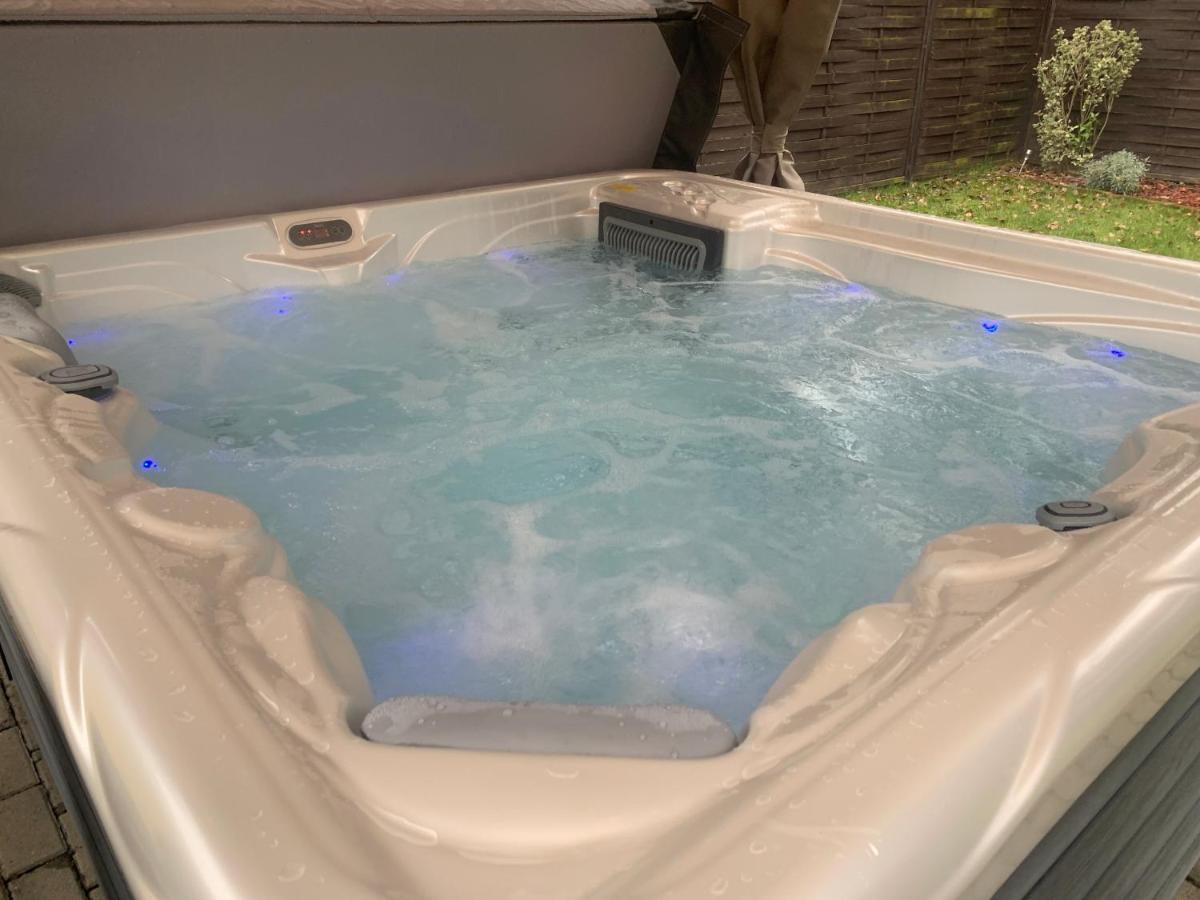 Gunarasi Villa Jacuzzival Dombóvár Exteriör bild